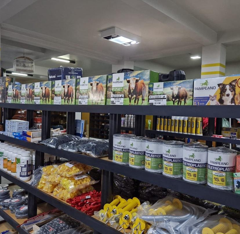 Prateleiras da loja com produtos Pampeano — eletrificadores e acessórios para cerca elétrica