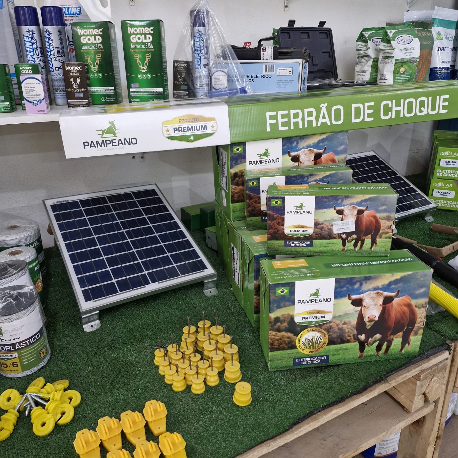Ferrão de choque Pampeano e painel solar em prateleira de agropecuária