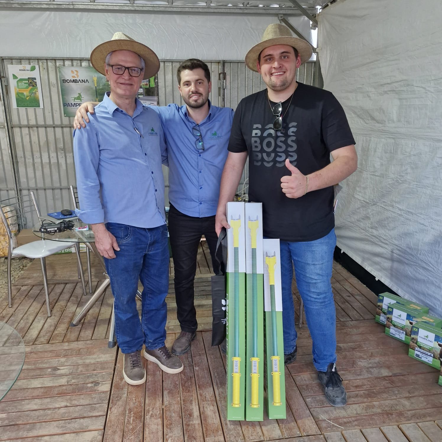 Gondola de agropecuária com eletroplástico Pampeano e acessórios para cerca
