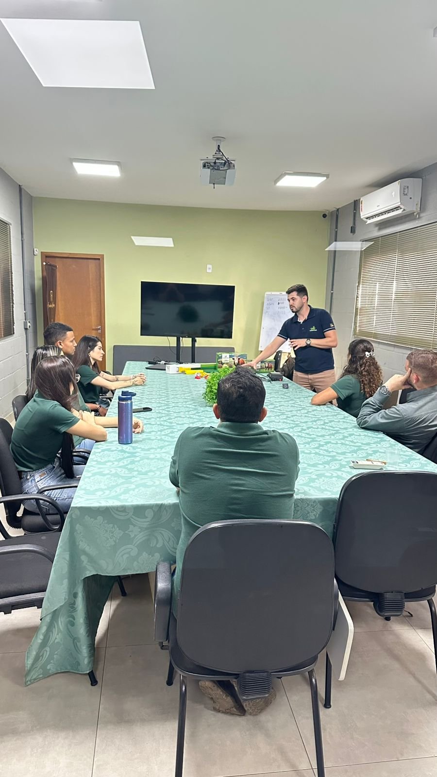 Equipe Bombana Soluções em reunião de treinamento sobre produtos de cerca elétrica